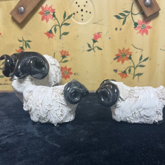 Vintage sheep family made in Scotland - Picture 3 of 5